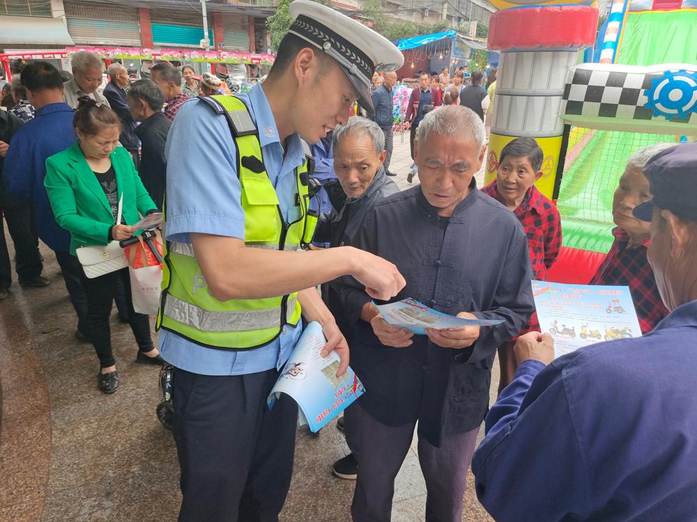 邻水县：交警到农村文化广场宣传交规
