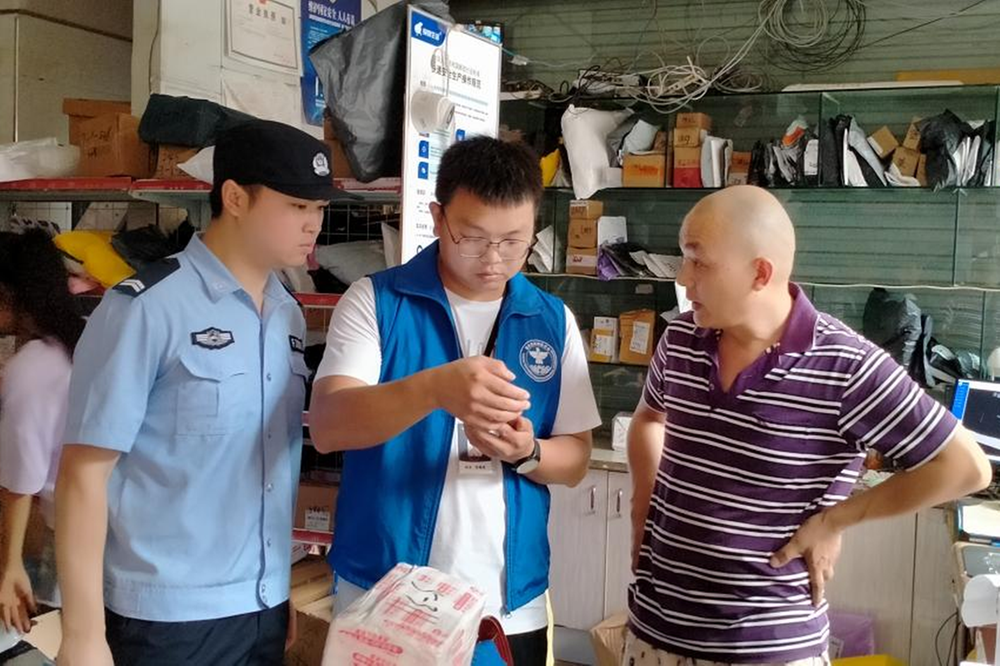 罗渡镇开展辖区物流寄递业禁毒活动