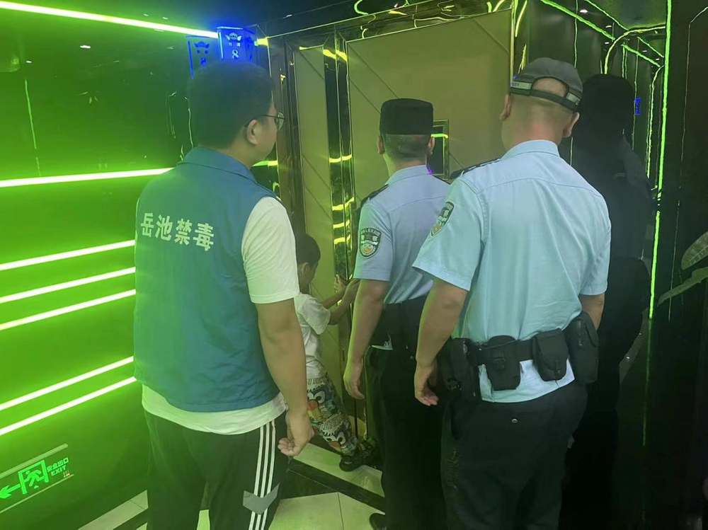 罗渡镇对辖区KTV进行禁毒突击检查