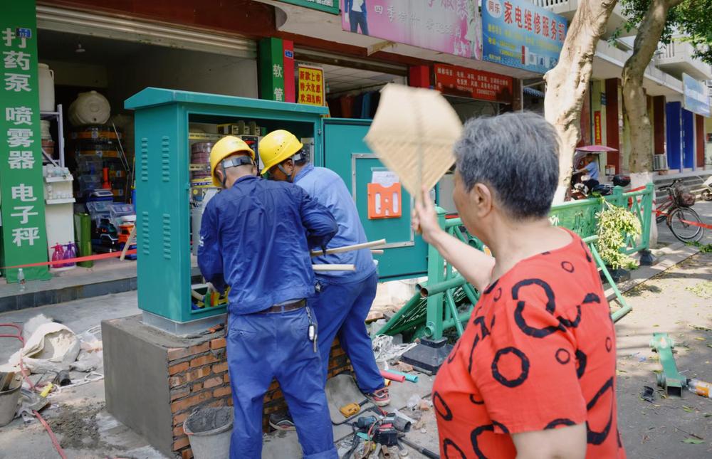 八旬老人高温下为电力工人“送清凉”