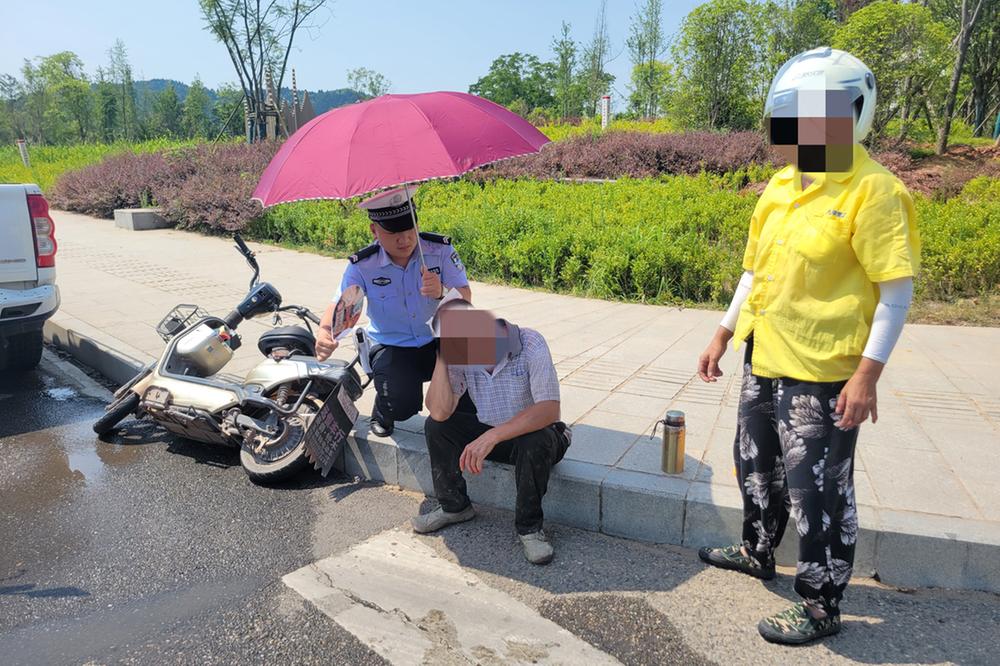 暖心！蓬安县：大热天男子骑车不慎摔倒，交警撑伞遮阳陪护