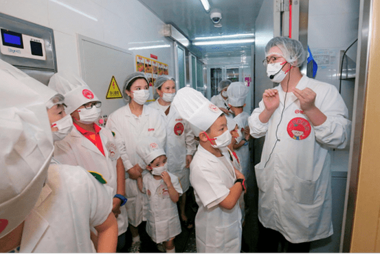 海底捞食安科普活动成都再启航，亲子家庭体验“一日食安员” 