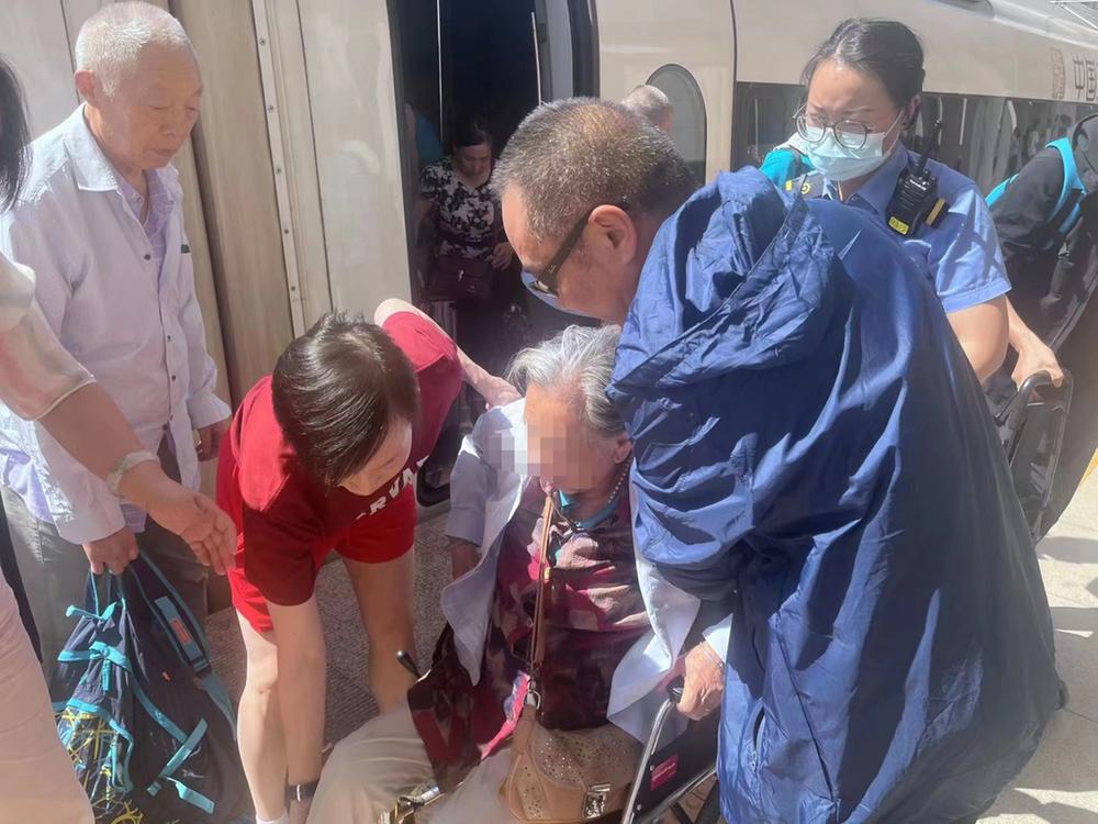 列车上老人突发晕厥  资阳医务人员飞奔施救