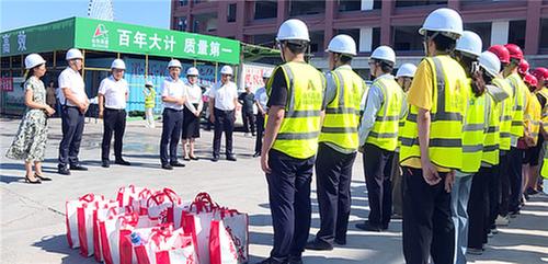 内江市市中区开展夏季“送清凉”走访慰问活动