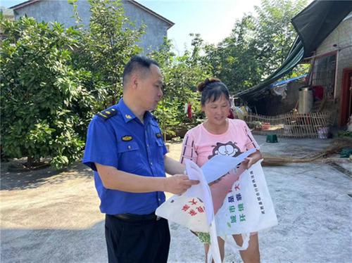武胜县综合行政执法局：法治宣传零距离　走村入户暖民心