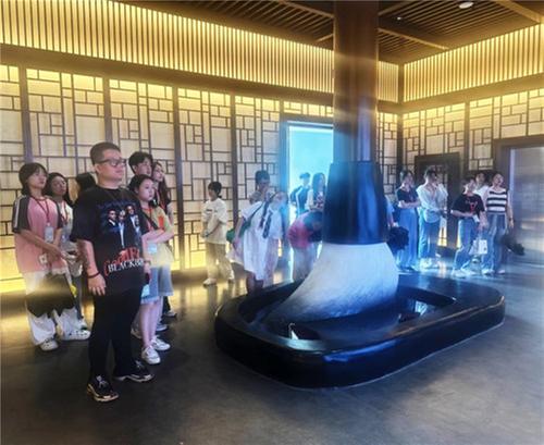 青神县：聚人气促消费 服务业快速复苏