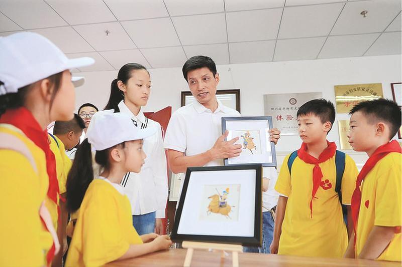 老少同声颂党恩