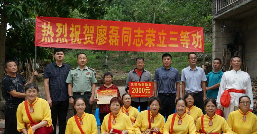 东兴区：“八一”前夕送喜报 弘扬军人好事迹