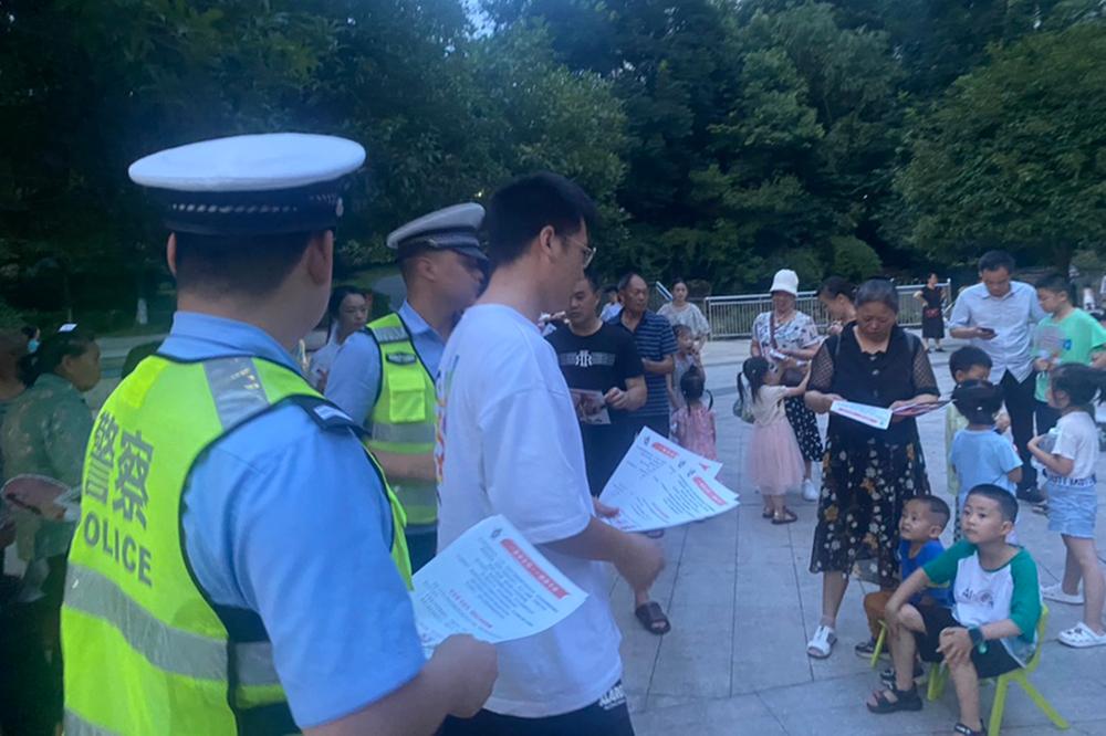 邻水县：交警联合住建，走进居民小区宣讲交规