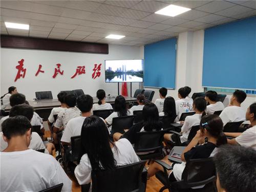 简阳社会各界收听收看成都大运动会开幕式