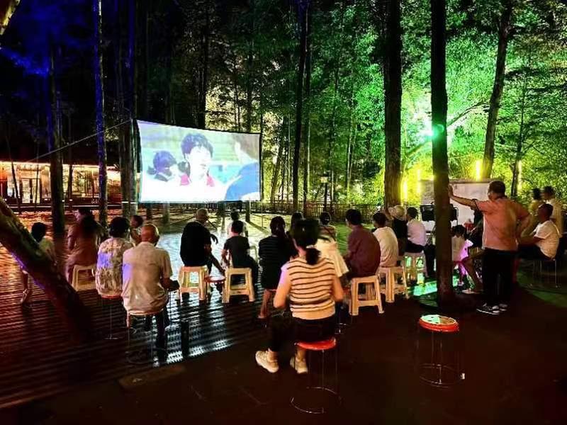 洪雅县：体育电影公益放映 奏响成都大运会光影序曲