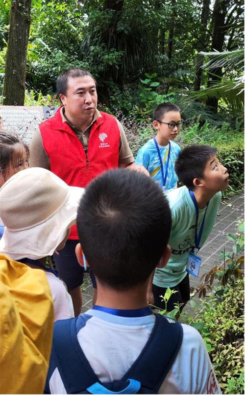 用脚步寻找山间的植物精灵