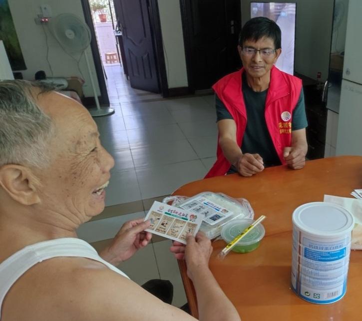 青神县夕阳红志愿送餐服务队为老年人送上“安全餐”