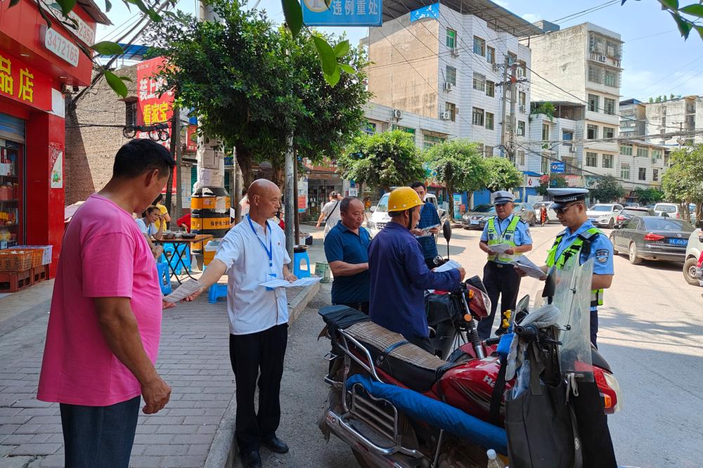 邻水县：交警联合交管办工作人员抓宣传