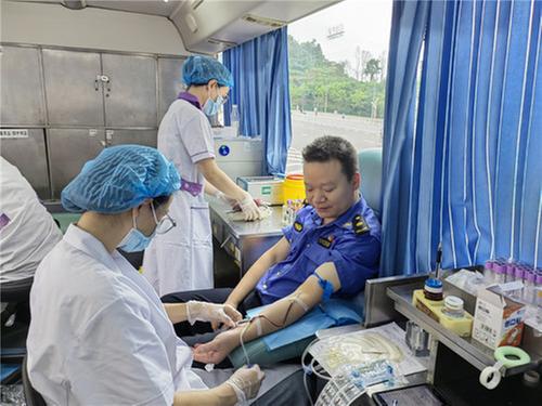 武胜县综合行政执法局开展无偿献血主题党日活动