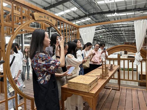 洪雅县举办专场招聘会  助力高校毕业生“家门口”就业