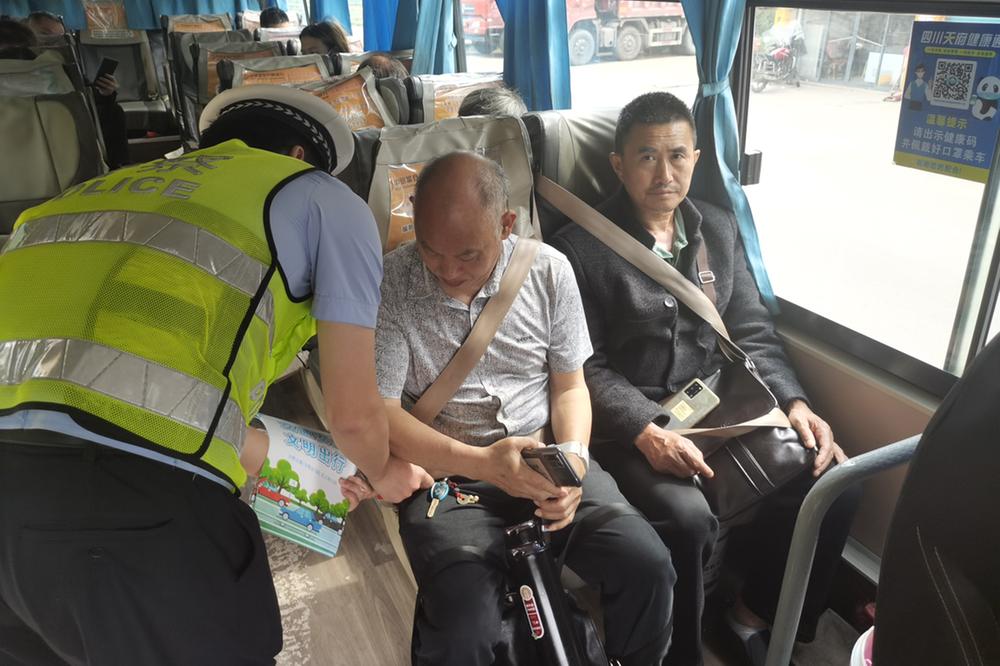 邻水县：示范引领 交警教乘客系好安全带