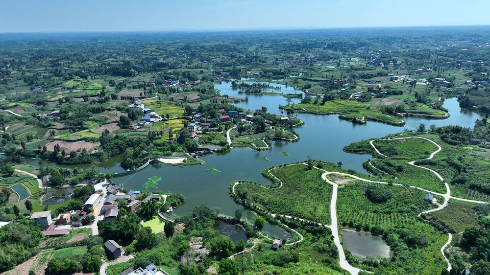 东兴区：碧水蓝天生态美