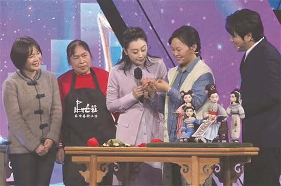 “四川省文明家庭”冯燕霞家庭用巧手编织幸福人生