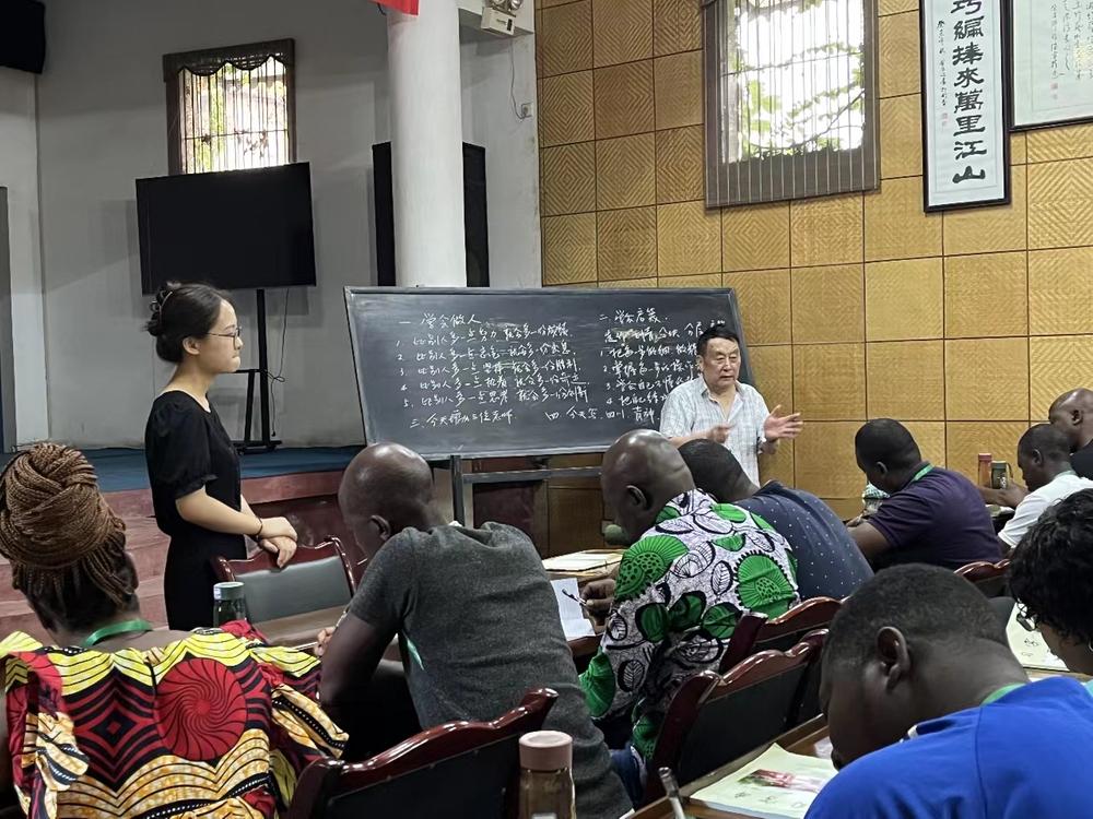 青神县“几内亚竹藤编织技术培训班”开班