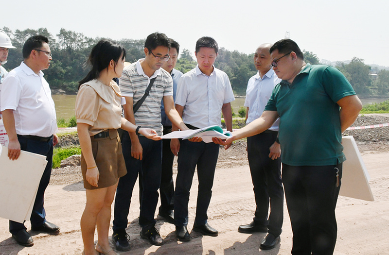 内江市市中区领导调研抗旱保水、水利设施建设工作并开展巡河
