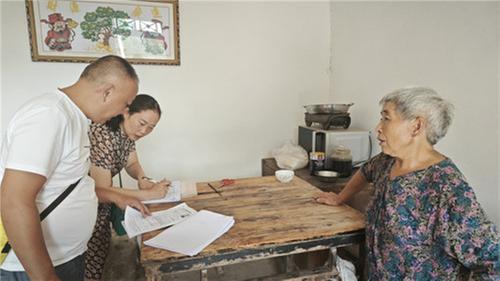 东兴区大力开展“帮困助学”活动