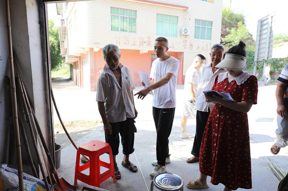 坪滩镇：“一榜两评”推动美丽宜居乡村建设