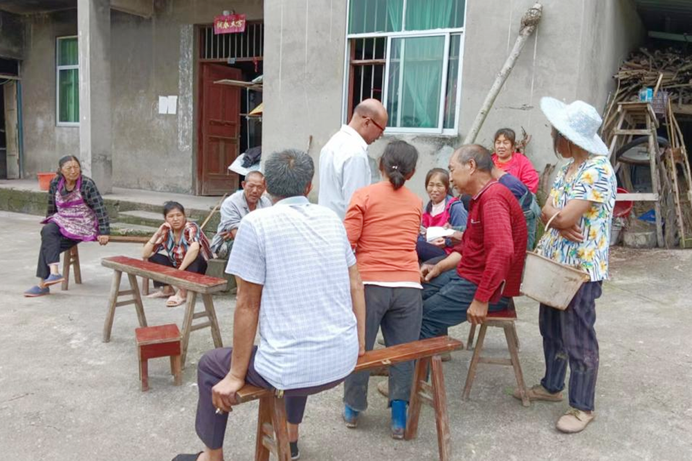 伏龙镇纪委开展线索摸排行动