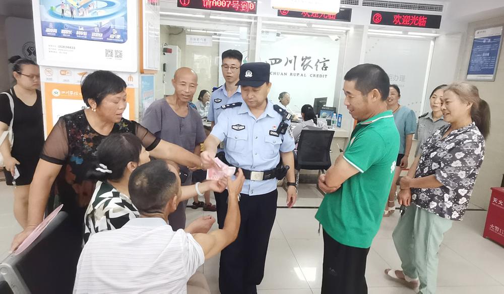 华蓥市反假币宣传进场镇