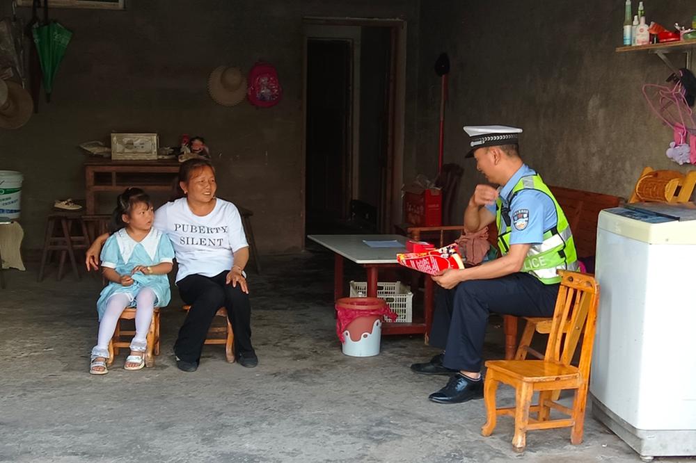 邻水县：交警进村入户  针对“一老一小”群体宣传教育
