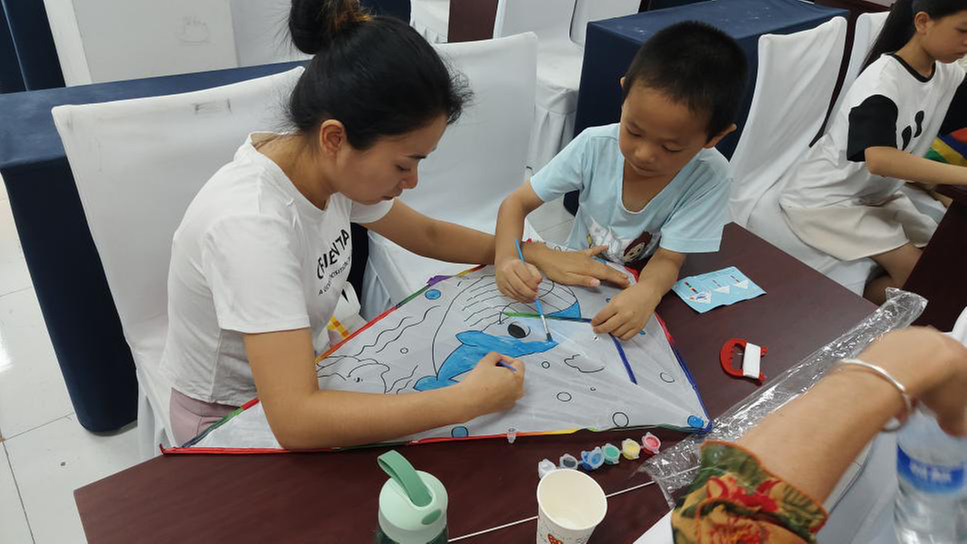 彩绘风筝 放飞梦想！成都东部新区石板凳街道开展绘风筝亲子手工制作活动