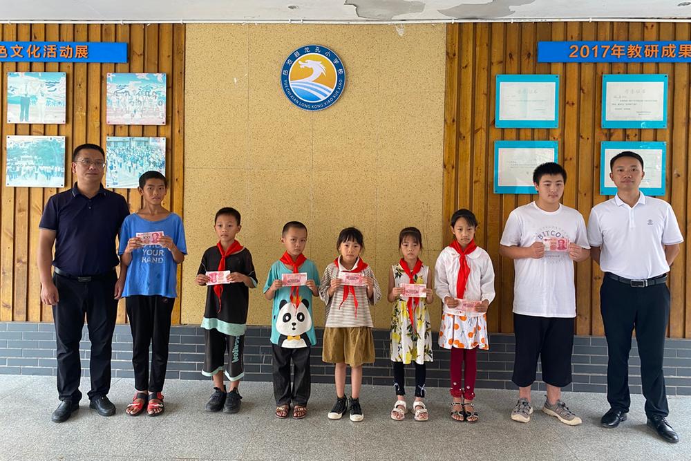 岳池县司法局到龙孔镇关心慰问贫困学生