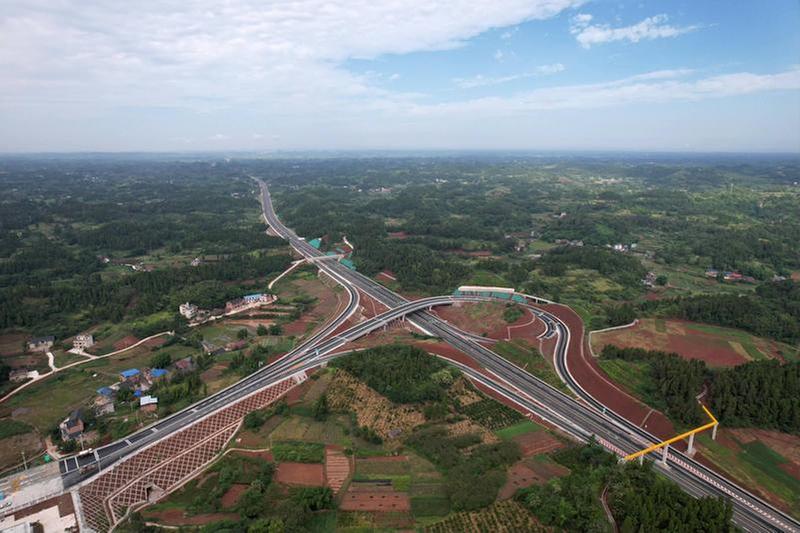 内大高速公路全线贯通