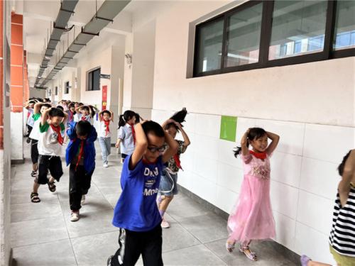 眉山天府新区青龙小学开展人防演练