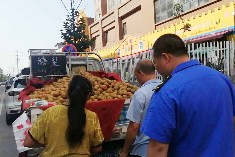 武胜县综合行政执法局整治校园周边环境