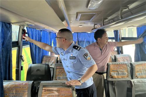 邻水县交警到客货运输企业和机动车检测站开展交通安全检查