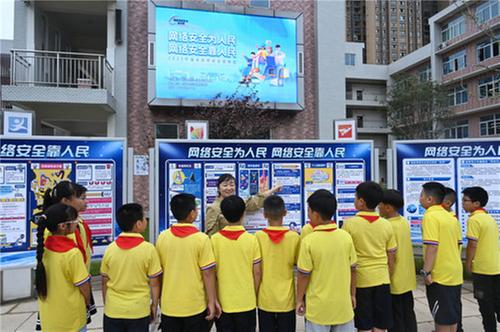 东兴区安全宣传进校园，呵护幼苗伴成长