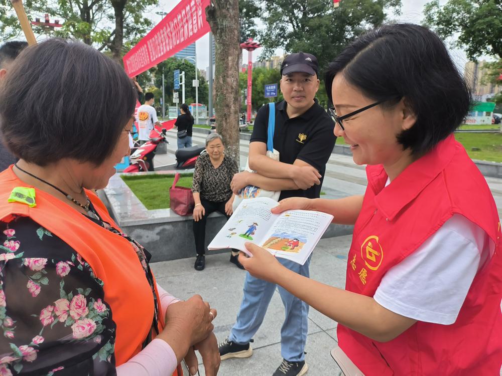 岳池县开展2023年全国科普日集中宣传活动