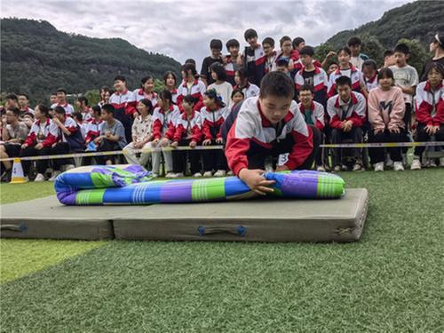 南江县大河中学开展叠被子大赛