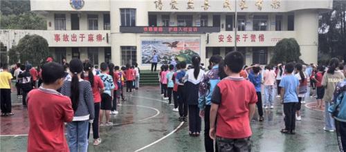 成都铁路局走进乐坝小学宣讲爱护铁路知识