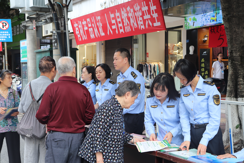 岳池县市场监管局扎实开展“质量月”宣传活动