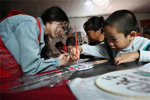 东兴区：老少同乐迎“双节”