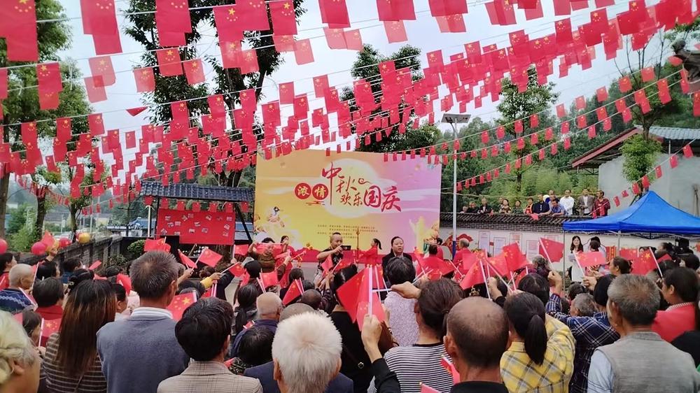 青神县：情系独居老人 暖心共度佳节