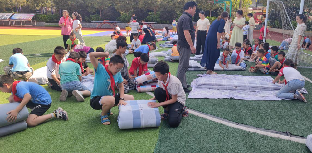 南江县傅家小学开展“叠被子”技能提升活动