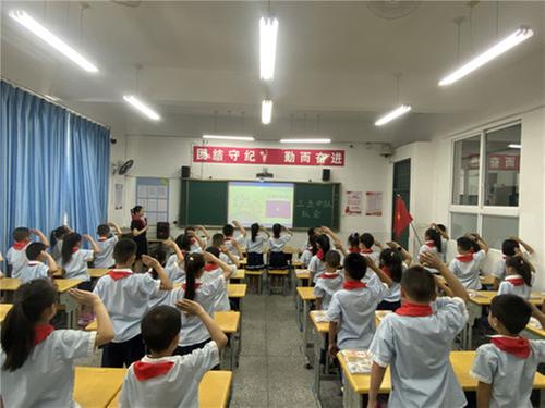 巴州区十一小开展“学习二十大 永远跟党走”第一堂队课