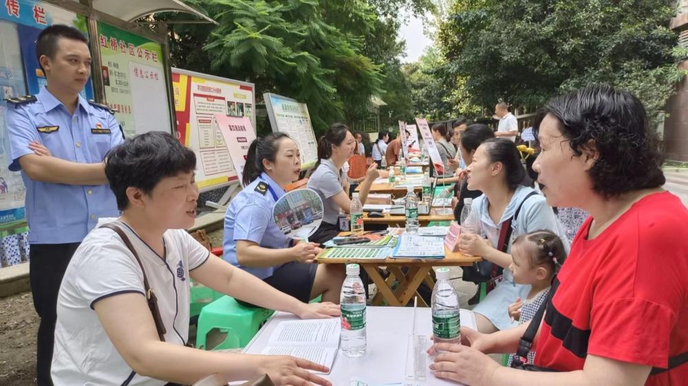 青神县：便民服务进小区 贴心服务为大家