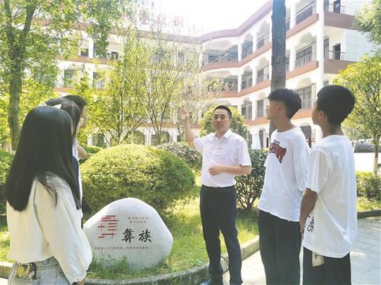 青神教师傅成均：让教育在平凡中闪光