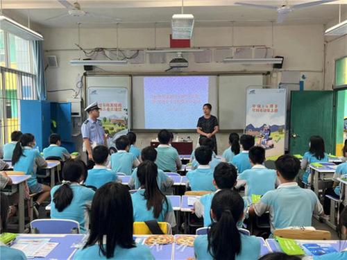 成都东部新区石板凳街道：交通安全进校园