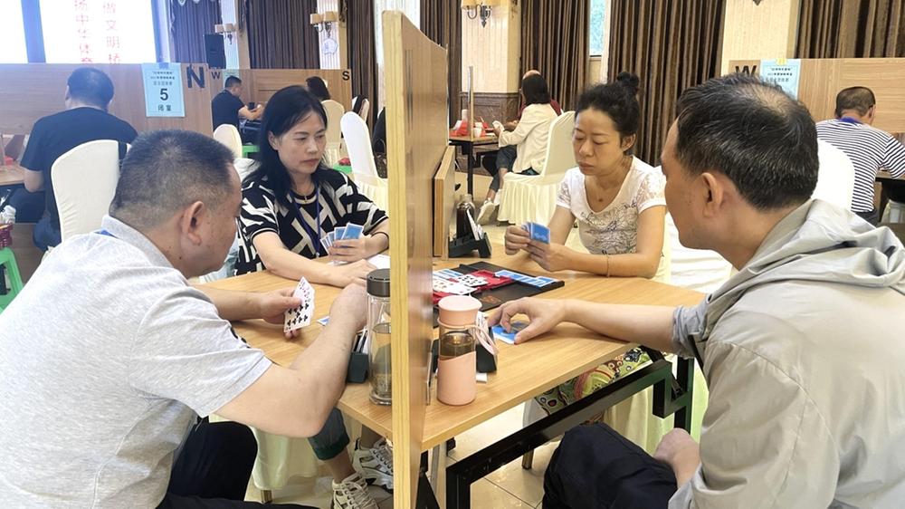 西部桥牌赛今日开赛 300多名高手青神过招