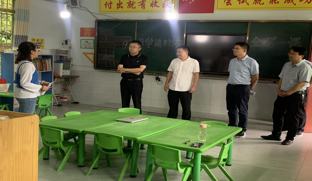 南江县委常委、副县长王春明深入金盆小学检查指导工作